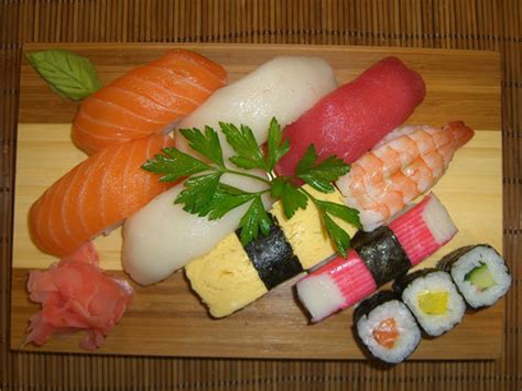 「回转寿司店」菜单完全制霸，鱼类、海鲜寿司日文名一目了然 | 案内君