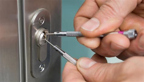 Locks & Locksmiths Service 的图像结果