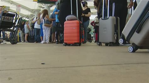 Government shutdown likely to impact San Diego airport | cbs8.com