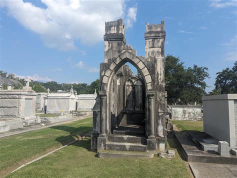 Ruined cathedral family vault in Metairie Cemetery, New Orleans : r ...