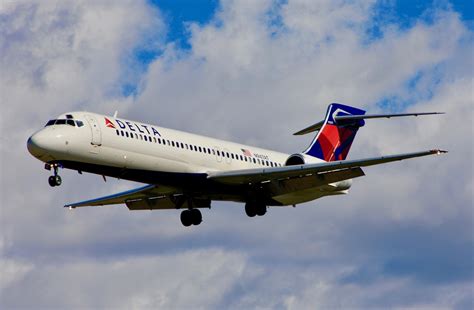 Delta Air Lines Boeing 717 Lands In Charlotte Without Nose Landing Gear