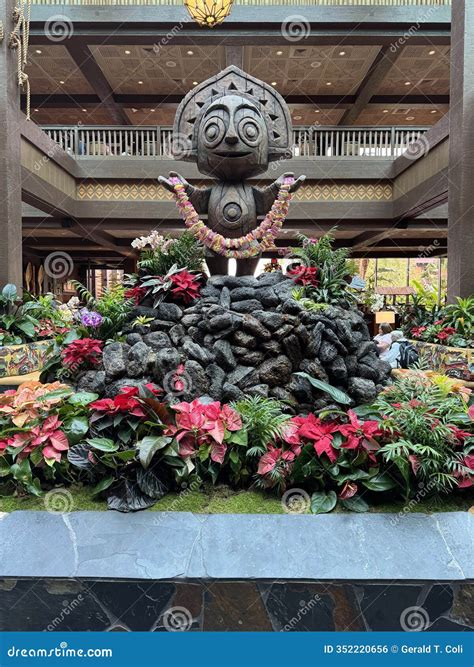 The Tiki God in the Main Lobby of Disney S Polynesian Resort in Orlando ...