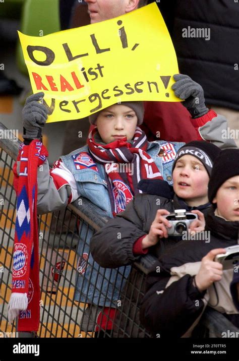 Fc bayern muenchen vs vfl wolfsburg hi-res stock photography and images ...