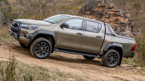 2024 Toyota Hilux Facelift Debuts Before New Fortuner - 10% Fuel☹️ Mergulhe na adrenalina dos ...