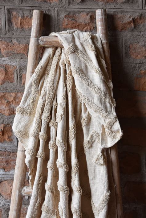 Concentric Diamond Tufted Throw – razaaiwala