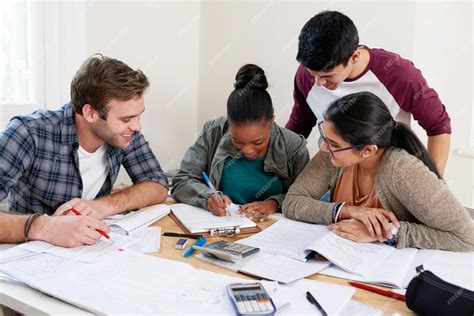 Grupos de estudantes e notas de escrita na universidade para aprender ...