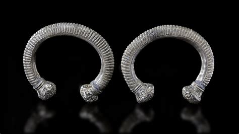 A PAIR OF SILVER BRACELETS, CLASSICAL GREEK PERIOD, 4TH CENTURY BC