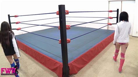 Pro-Style Wrestling: Peyton vs Larz - Fem Wrestling Rooms