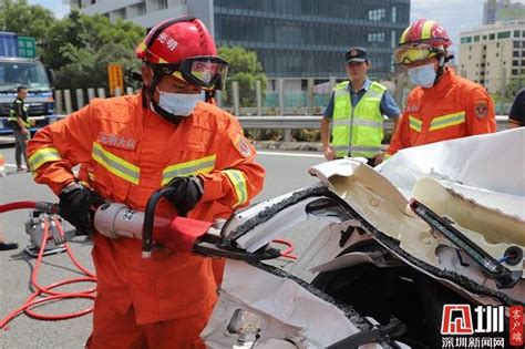 IN视频|龙大高速三车追尾小车被挤扁 消防队员40分钟紧急救援_深圳新闻网