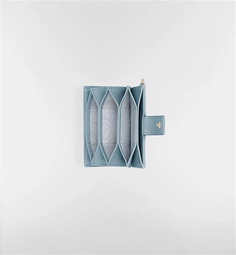 حاملة البطاقات Lady Dior Jasmine جلد العجل اللمّاع مع نمط كاناج باللون الأزرق السماوي | DIOR