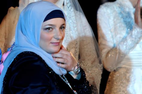 بوتين يمنح لقب "البطلة الأم" لزوجة الزعيم الشيشاني رمضان قديروف
