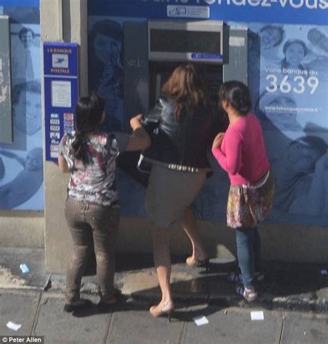 巴黎街头女子取钱被公然抢劫无人帮忙-国际在线