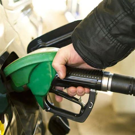 国内油价或迎来下半年以来最大降幅，预计92号汽油下跌0.33元/升 - 知乎