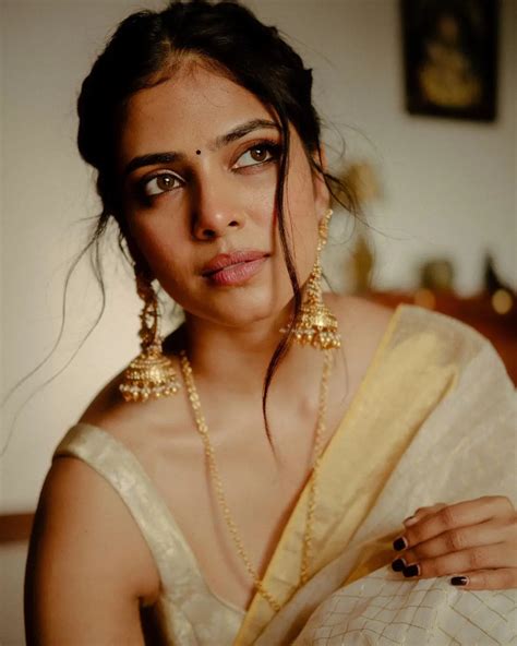 Malavika Mohanan : ఓనమ్ పండుగ స్పెషల్ ఫోటోషూట్‌లో మాళవికా చీర పరువాలు ...