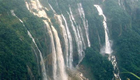 5 Beautiful Waterfalls To Visit in North East India - lifeberrys.com