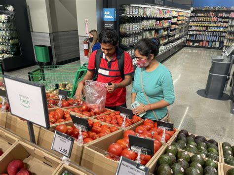 Hundreds line up as Amazon Fresh opens in Chevy Chase - WTOP News