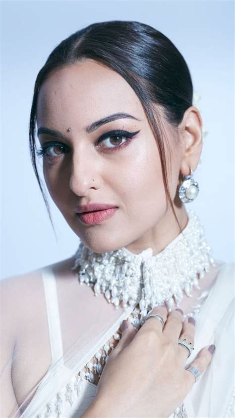 बिन डाइटिंग हो जाएंगी स्लिम,जानें Sonakshi Sinha की फिटनेस टिप्स ...