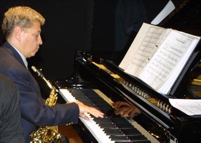 Tuna Ötenel Kimdir, Hayatı ve Resimleri