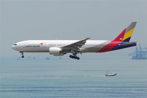 File:Asiana Airlines Boeing 777-200ER; HL7742@HKG;31.07.2011 614fz ...