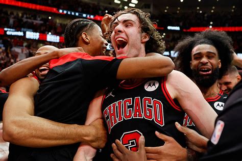 Josh Giddey sinks half-court buzzer-beater to lift Bulls over Lakers in ...