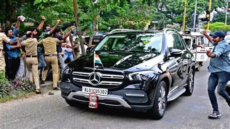 SFI shows black flag against Governor; allegation that police did not ...