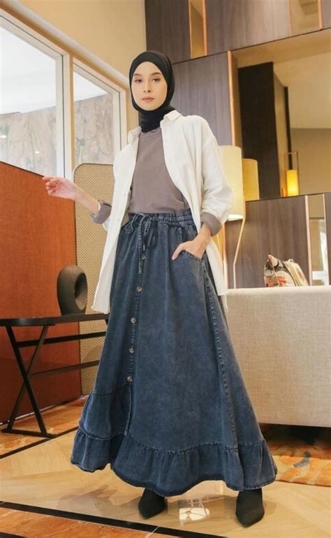 Inspirasi 5 OOTD Rok Jeans Hijab yang Modis & Simple