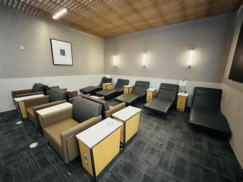 American Airlines (AA) Flagship Lounge Review at Dallas-Fort Worth ...