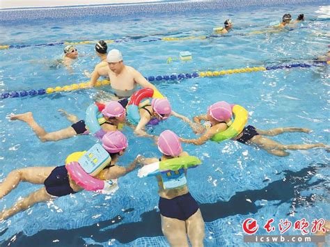 老师在游泳馆里教小朋友学游泳高清图片下载-正版图片502214337-摄图网
