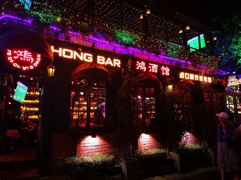 2023江湖酒吧开在不起眼的小巷子里，通过一扇隔音很好的小门才能进到酒吧正厅。“相濡以沫，不如相忘于江湖_江湖酒吧-评论-去哪儿攻略
