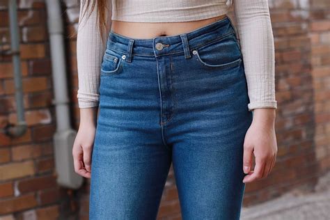 How to Wear High Waisted Jeans for Petites