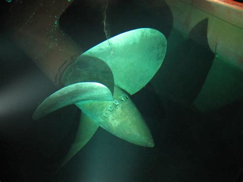 Port-side propeller of the Queen Mary, a 1930s-era transatlantic liner ...