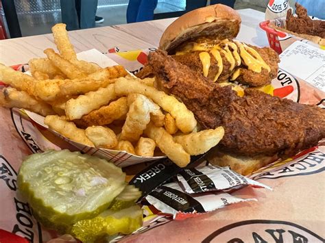 Dave's Hot Chicken opens in San Antonio on Wednesday
