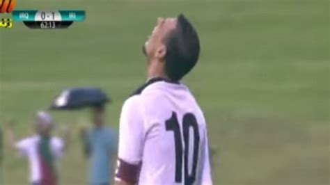 VIDEO: Futbolista iraquí falla penalti por "pasarse de exquisito"