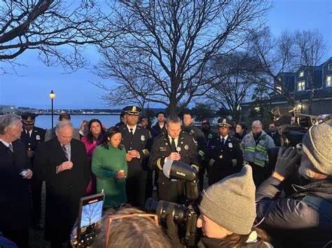 Candlelight vigil in Old Town honors 67 victims of DCA plane crash | ALXnow