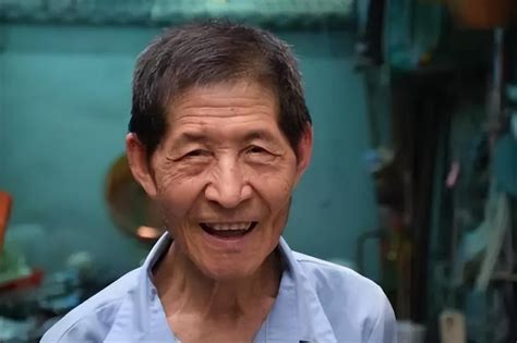 91岁浙大老师捡废品11年，资助7个学生让人心生敬意