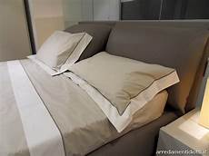 letto con cuscini letto imbottito con cuscini di testata per una posizione letto con cuscini letto imbottito con cuscini di testata per una posizione