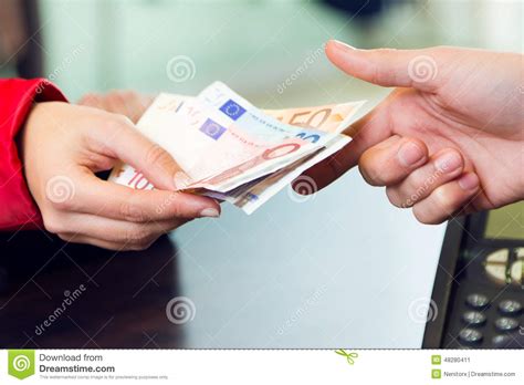 支付与金钱的妇女顾客 手细节 库存图片. 图片 包括有 手细节, 支付与金钱的妇女顾客 - 48280411