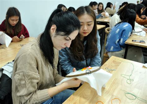 湖南农业大学留学生来湘绣艺术学院体验湘绣-湘绣艺术学院