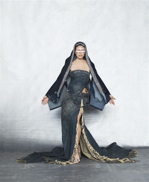 THE GOSPEL OF JULIA FOX | ELLE US - fashion - Lees dit verhaal op Magzter.com