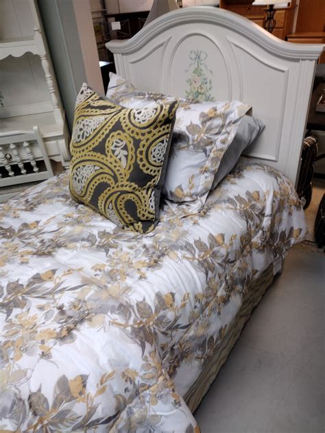 Soft White Twin Bedroom Suite | Roth & Brader Furniture