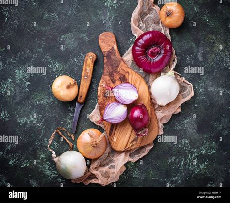 Various type of onions on green background Stock Photo - Alamy