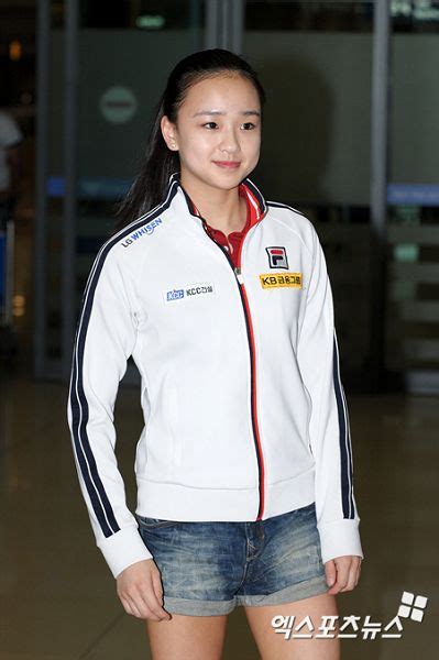 组图：孙妍在现身机场秀美腿 笑容甜美可爱迷人-搜狐体育
