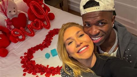 A febre do Padel: Conheça o esporte que uniu Vini Jr. e Virginia