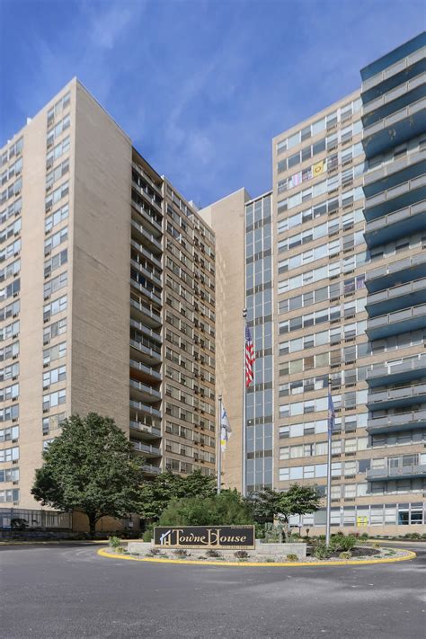 Towne House Apartment Photos | See Modern Interiors & Renovated Spaces