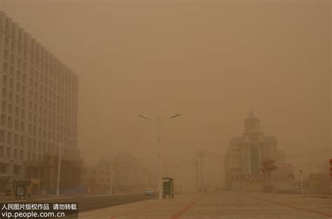 内蒙二连浩特遭遇今年首个沙尘暴（高清组图）--图片频道--人民网