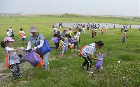 府河河滩上200名志愿者慢跑捡垃圾_武汉时政图片_新闻中心_长江网_cjn.cn