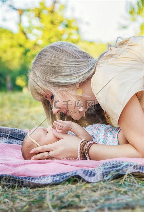 父母抱着怀里的婴儿高清图片下载-正版图片502207327-摄图网