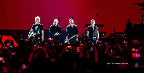 Hrithik Roshan, Deepika Padukone, Ranveer Singh and other celebs at U2 ...