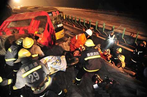 隧道内三车追尾致一人被困 消防紧急救援-新重庆客户端
