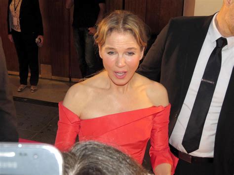 Renée Zellweger Sports Waxy Face At 'Bridget Jones' Premiere